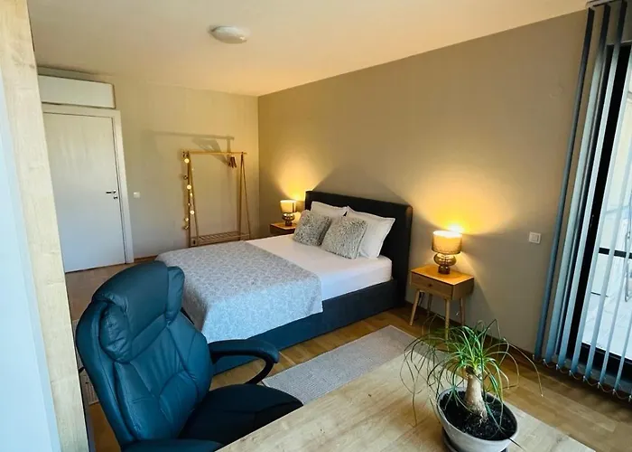 Freesia With Underground Parking アパート